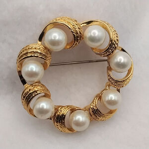 Two-for-Twenty Vintage Wreath Brooches